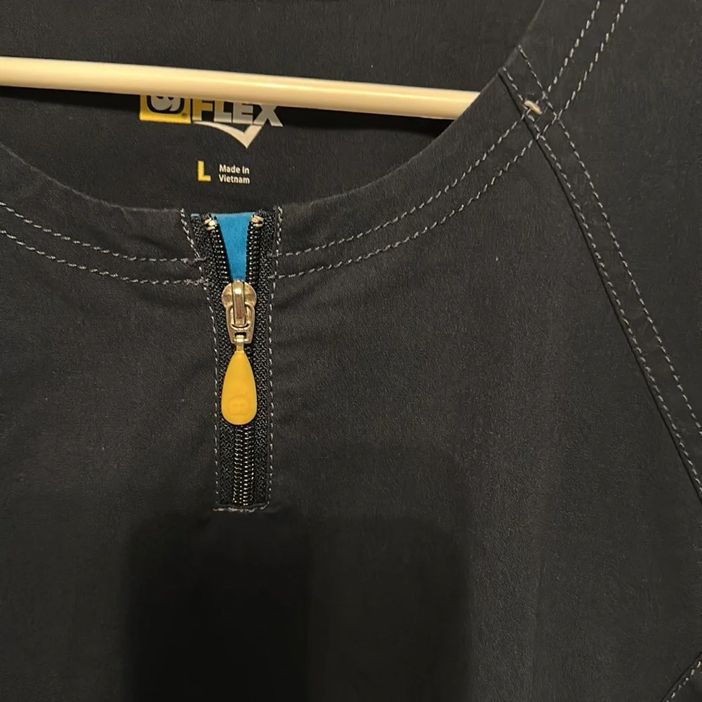 Wonder wink flex scrub top in navy with short zipper at the neck, size L - Picture 3 of 11